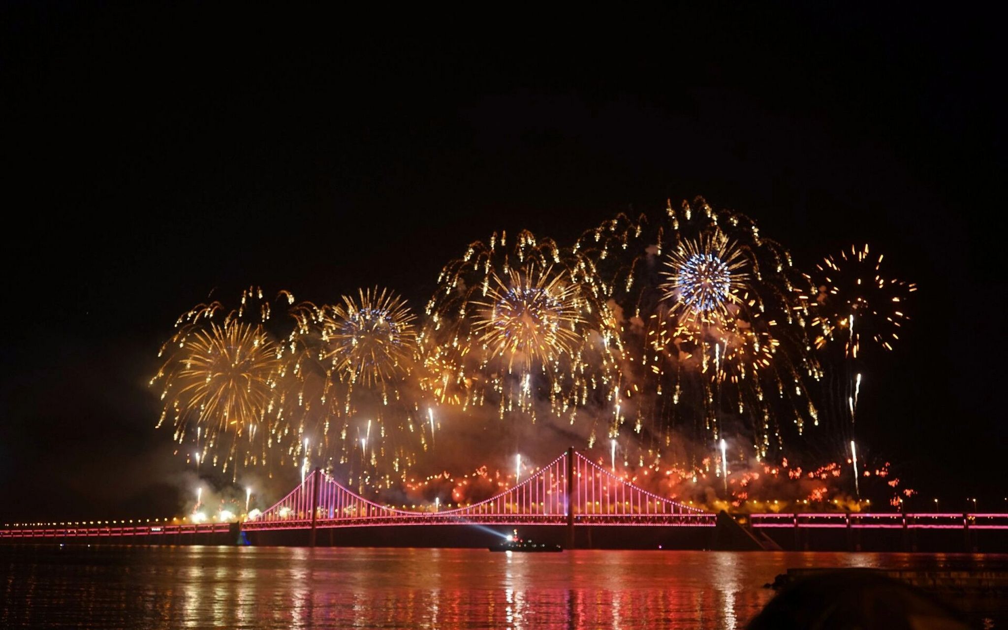 大连跨海大桥烟花可以说是很值的一看的,毕竟我也是参加过那一年元宵
