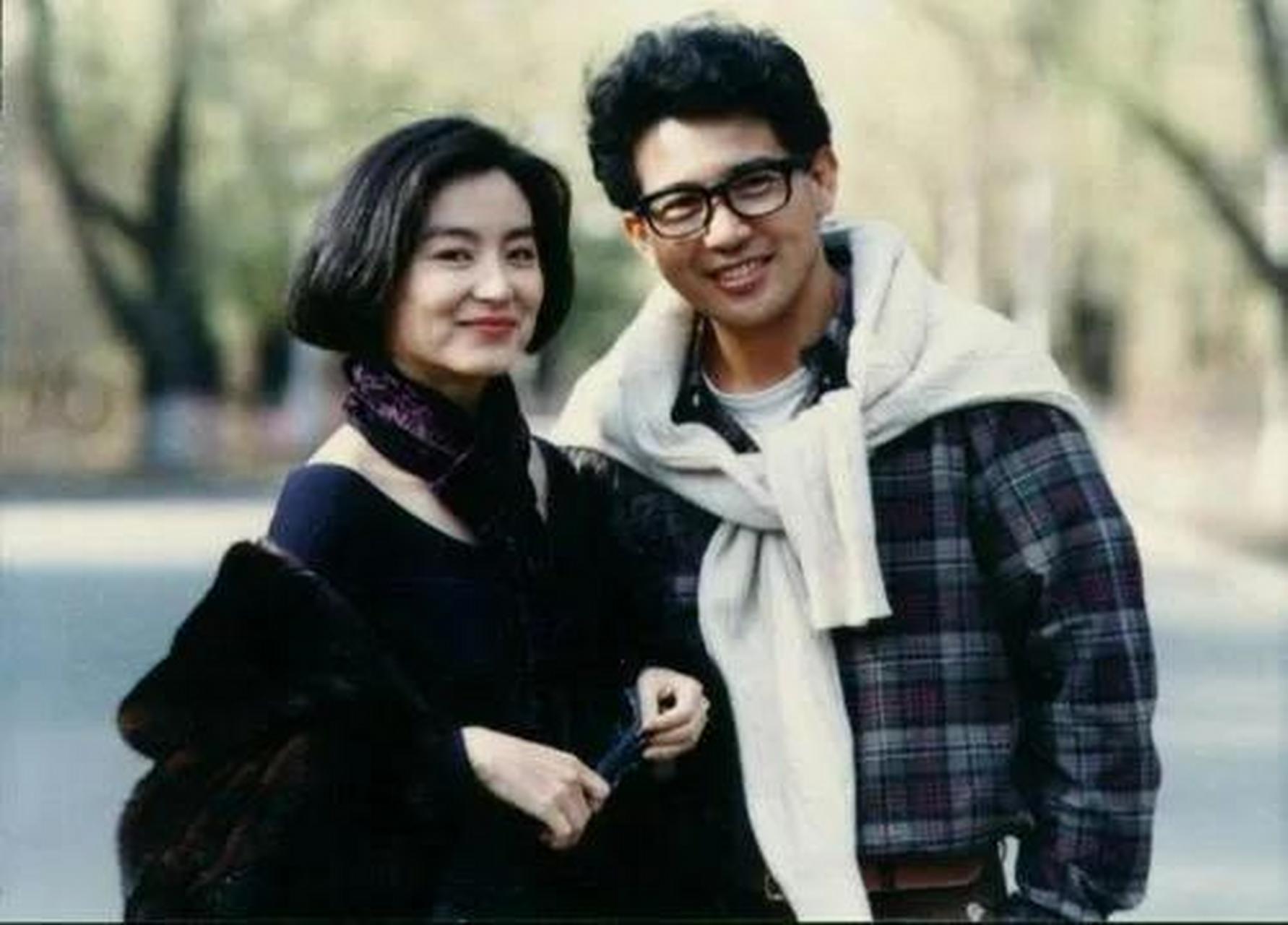 林青霞与秦汉于1972年合作电影——《窗外》时相识,当时林青霞年方
