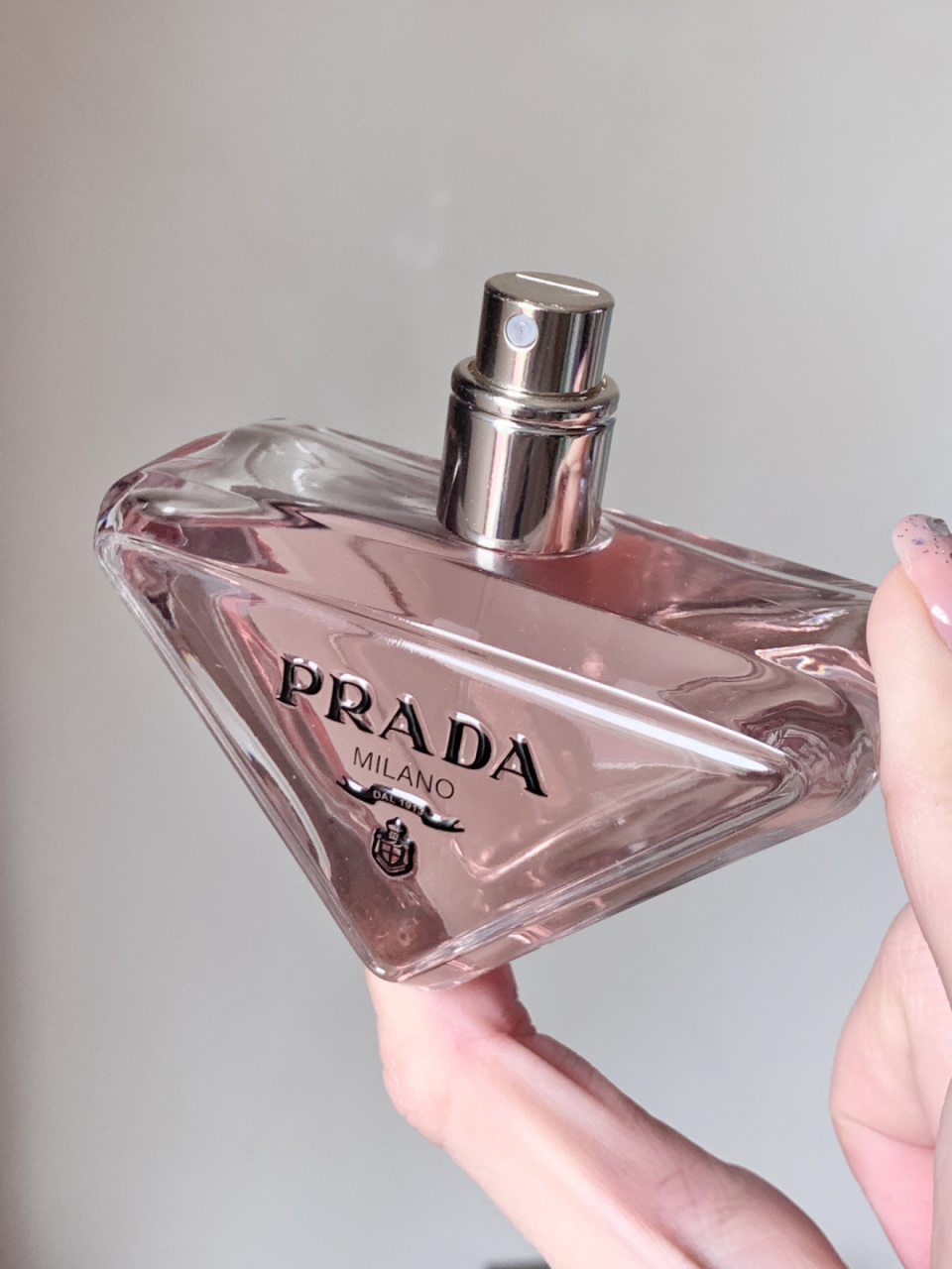 香水里最让我难以言明的一瓶 为了这个漂亮瓶子买的,prada之前很火的