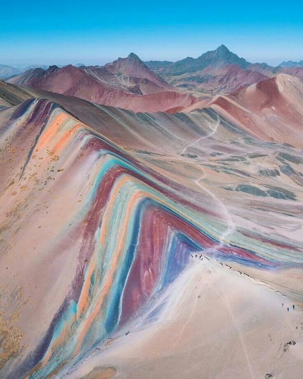 秘鲁安第斯山脉——彩虹山 在南美的秘鲁,有一座名叫彩虹山的自然奇观