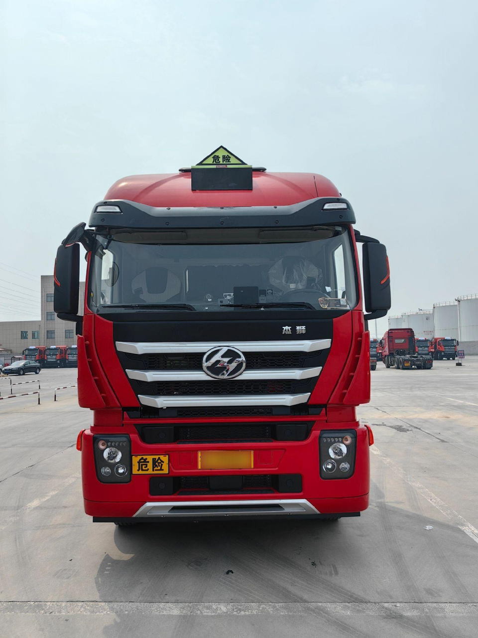 上汽红岩杰狮国六危化品牵引车,最省油,最安全,最高效!