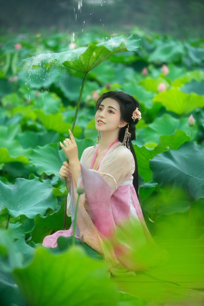 这小妹妹太适合拍荷花了,清新,快乐就像是出水芙蓉一般,成都金堂这方