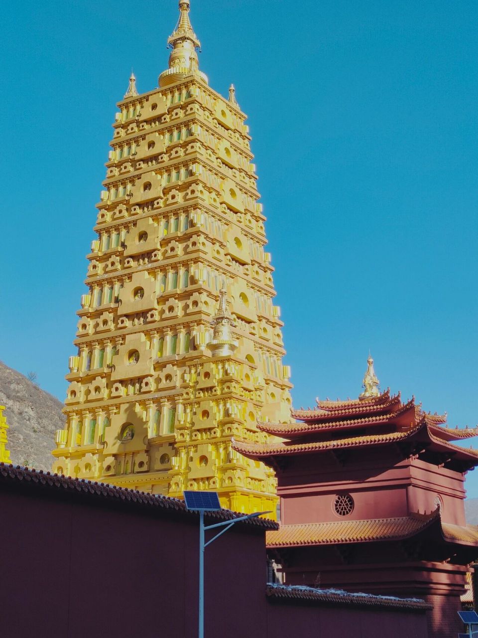 18 五台山大宝寺金碧辉煌 	 大宝光明具吉祥,大乘之理为"大",圣财充满