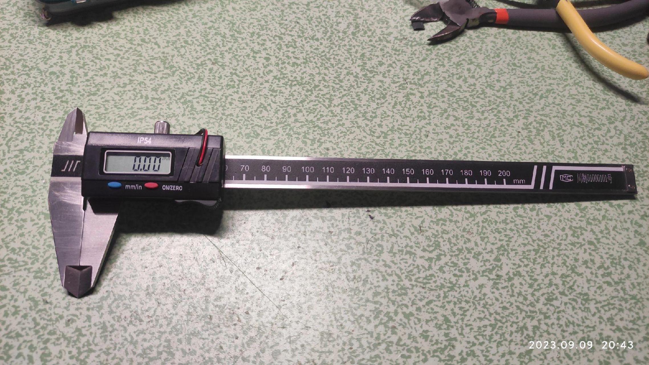 数显游标卡尺改大锂电池.