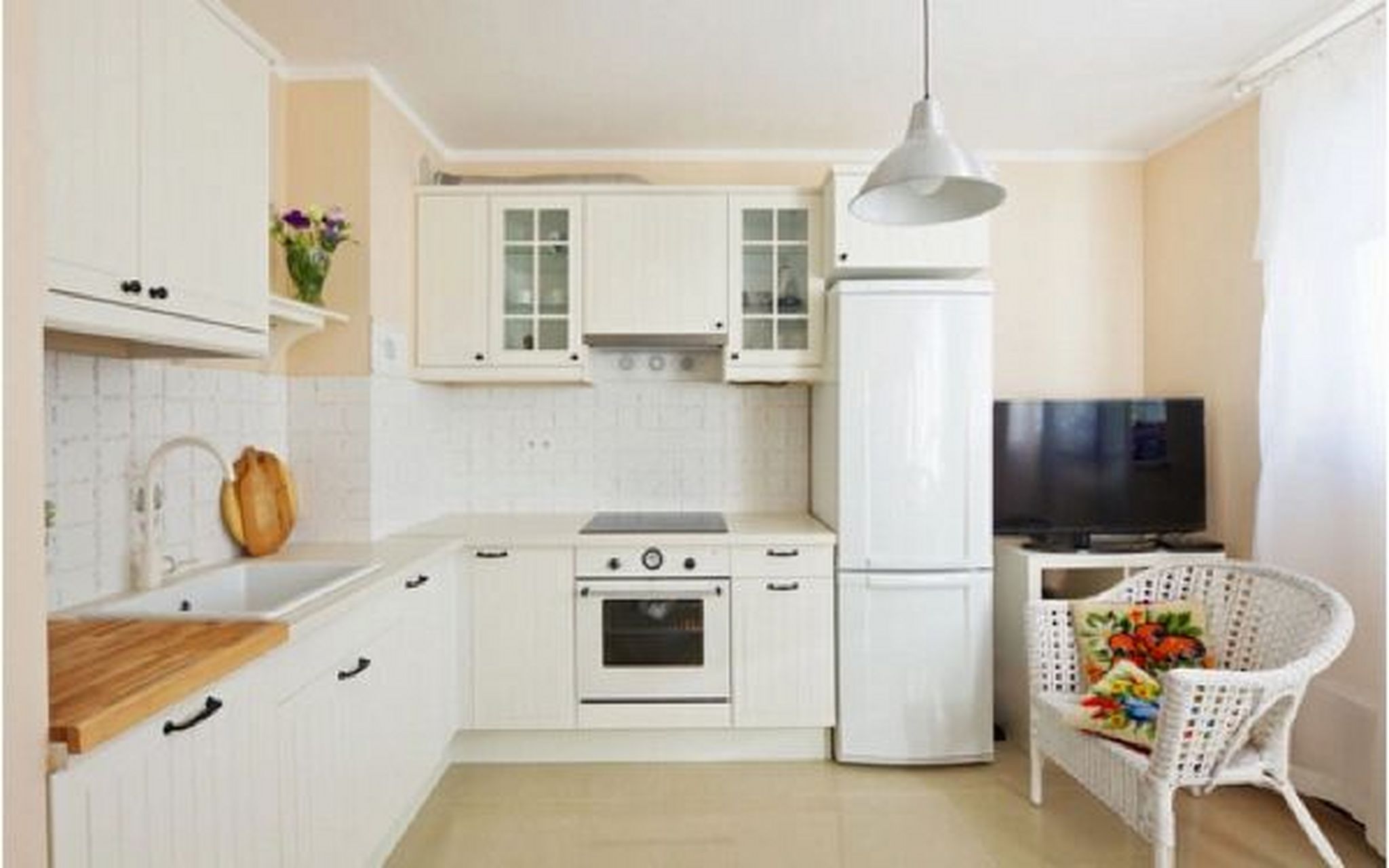 冰箱摆放位置的一些风水禁忌 1,冰箱不宜摆放在阳台 居住在小型户的