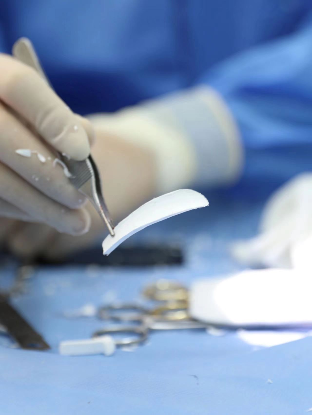 硅胶是目前在鼻子手术中最为普遍使用的材料,它不会变质或被吸收,比