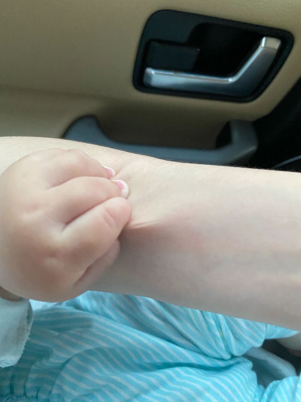 小宝宝都这么喜欢掐人吗 小手不大,力气不是一般大,掐住一点点肉就