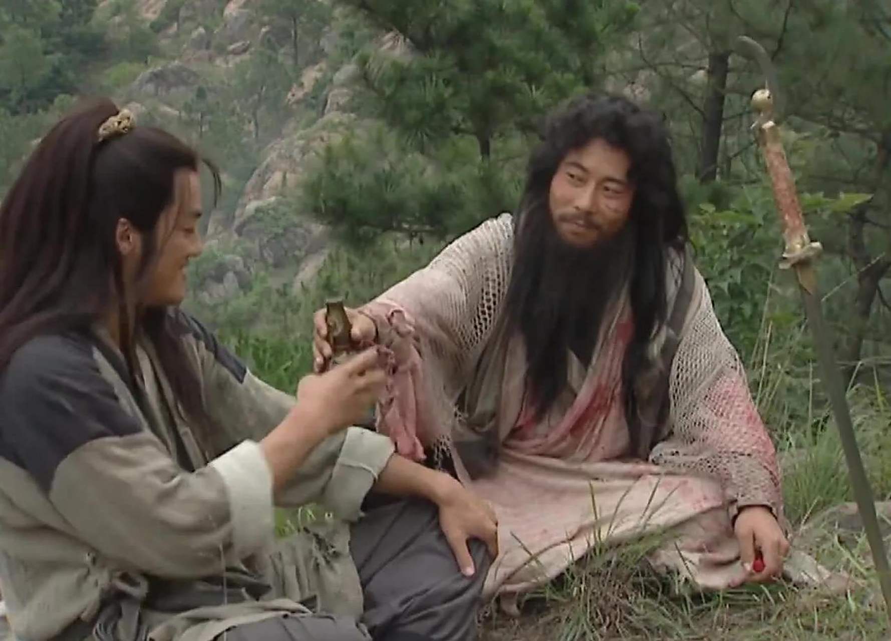 向问天被黑白两道的高手围攻,自认为要歇菜,于是不再逃跑,索性大杀一