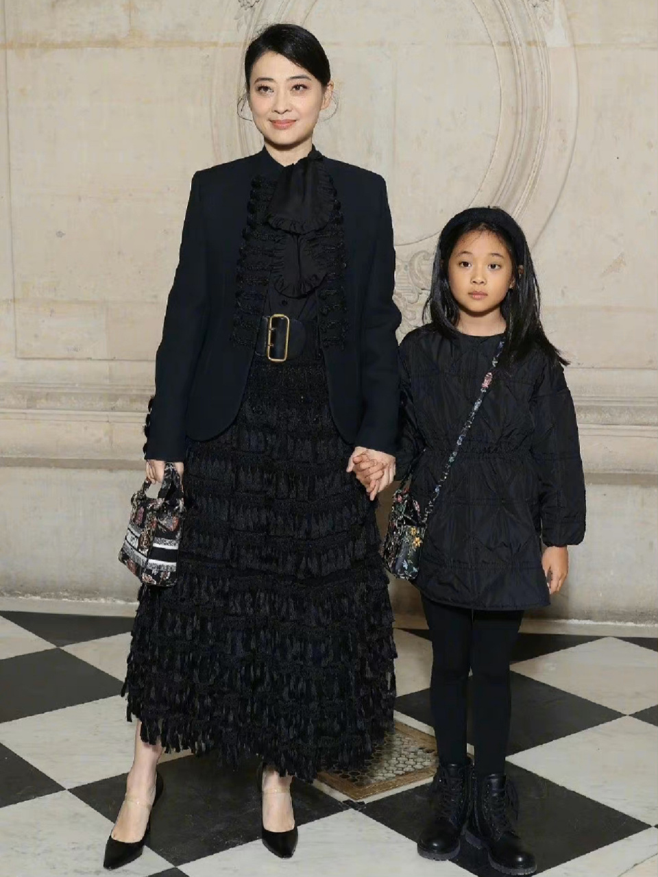 dior 活动上梅婷与女儿快快生图,真实的美 时装周上终于看见中国明星