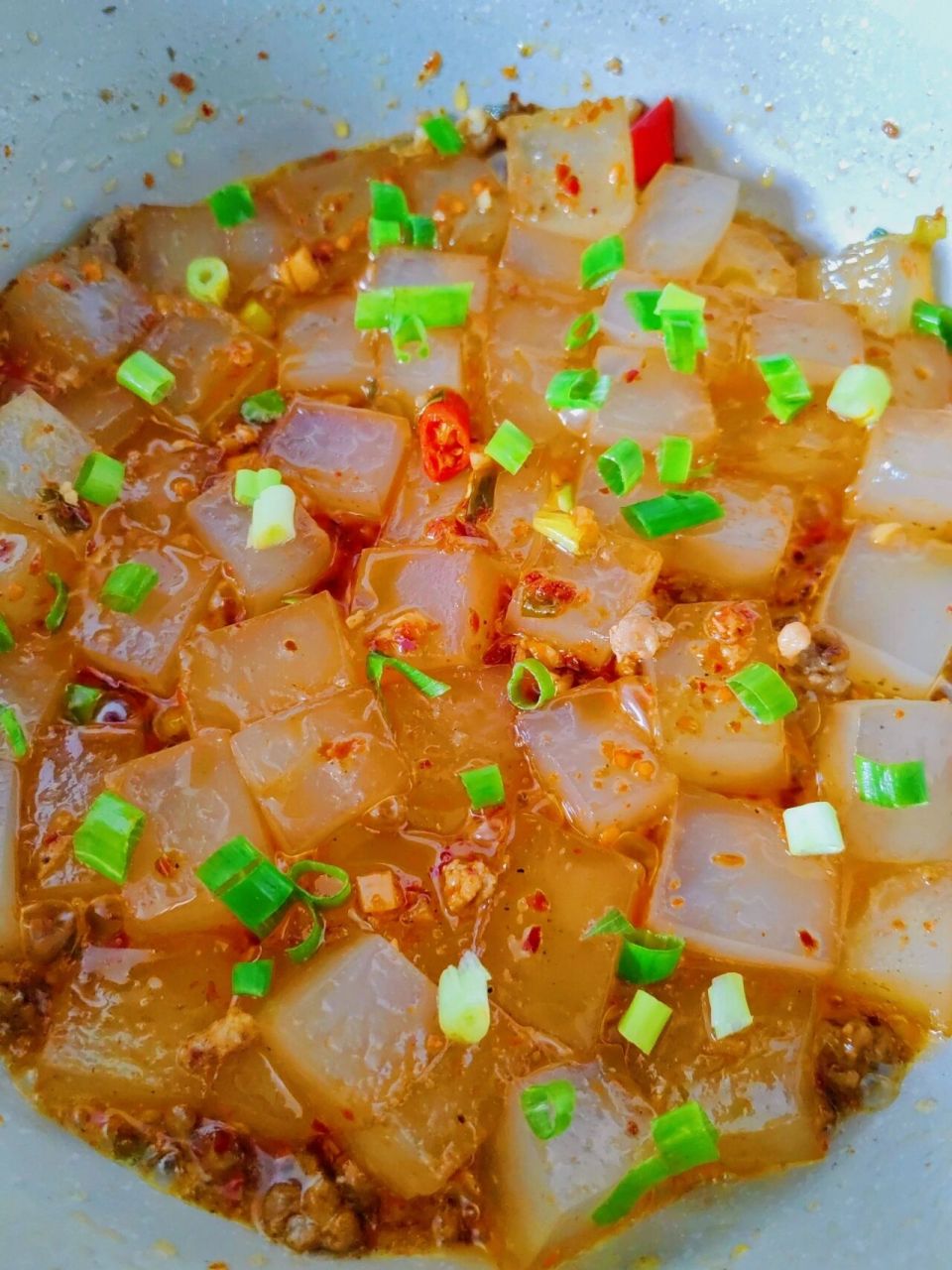 晶莹爽滑绿豆豆腐,夏日餐桌必须有这道菜 绿豆豆腐切小方块,加肉末炒