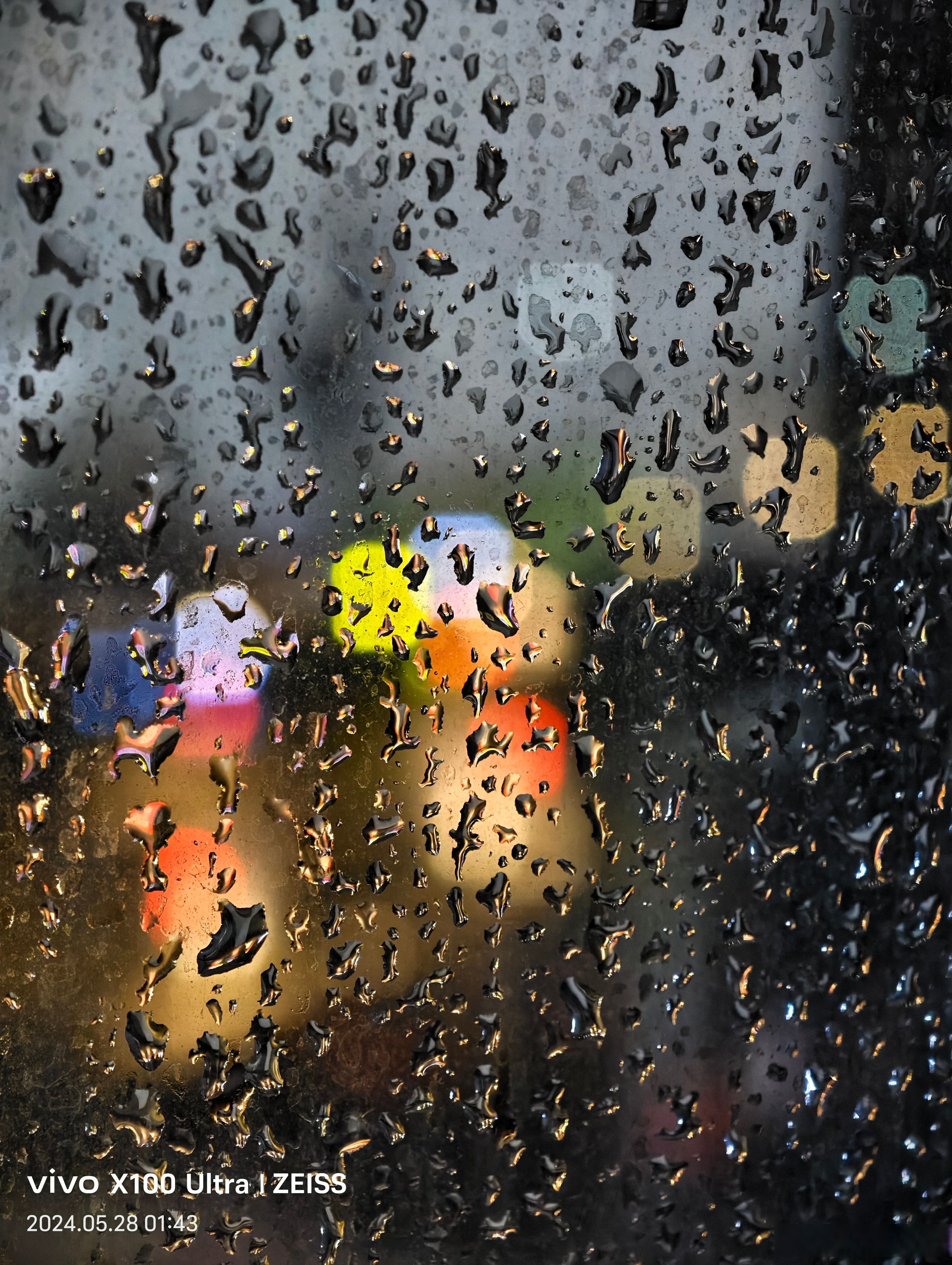 雨天玻璃水珠图片