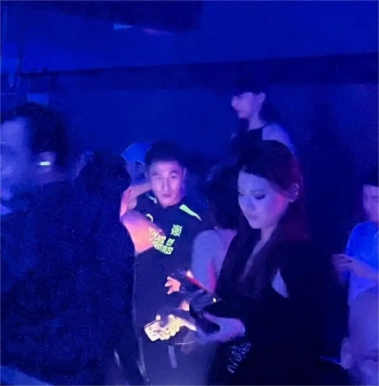 网友在纽约酒吧偶遇奚梦瑶何猷君陈学冬,为何猷君公司上市聚会庆祝