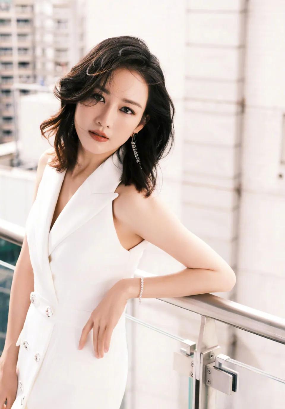 王鸥身着的高端欧货小香风白色西装连体裙,令人眼前一亮