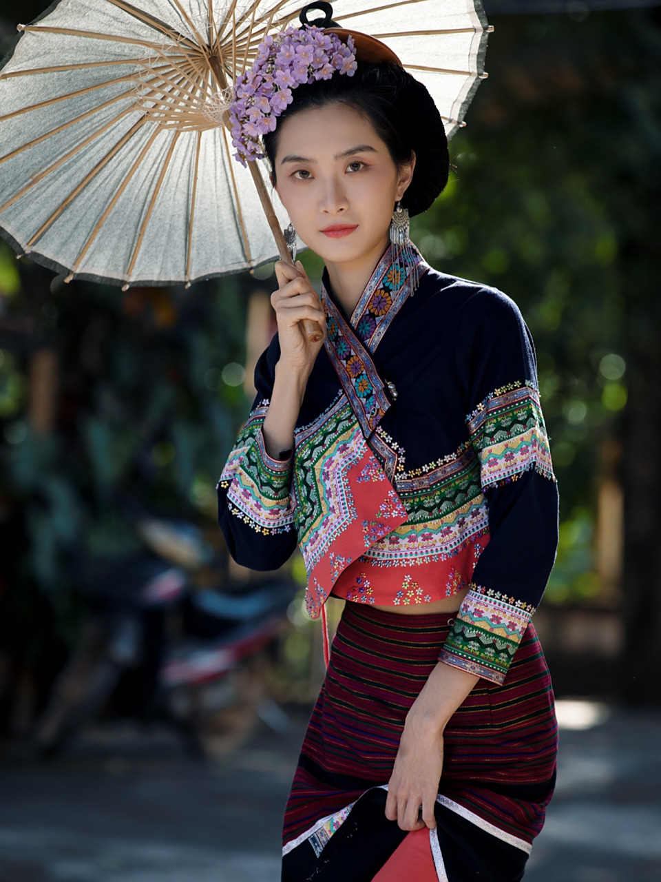 西双版纳传统傣族服饰写真   拍摄在一个村子里,一个全是古老且没有