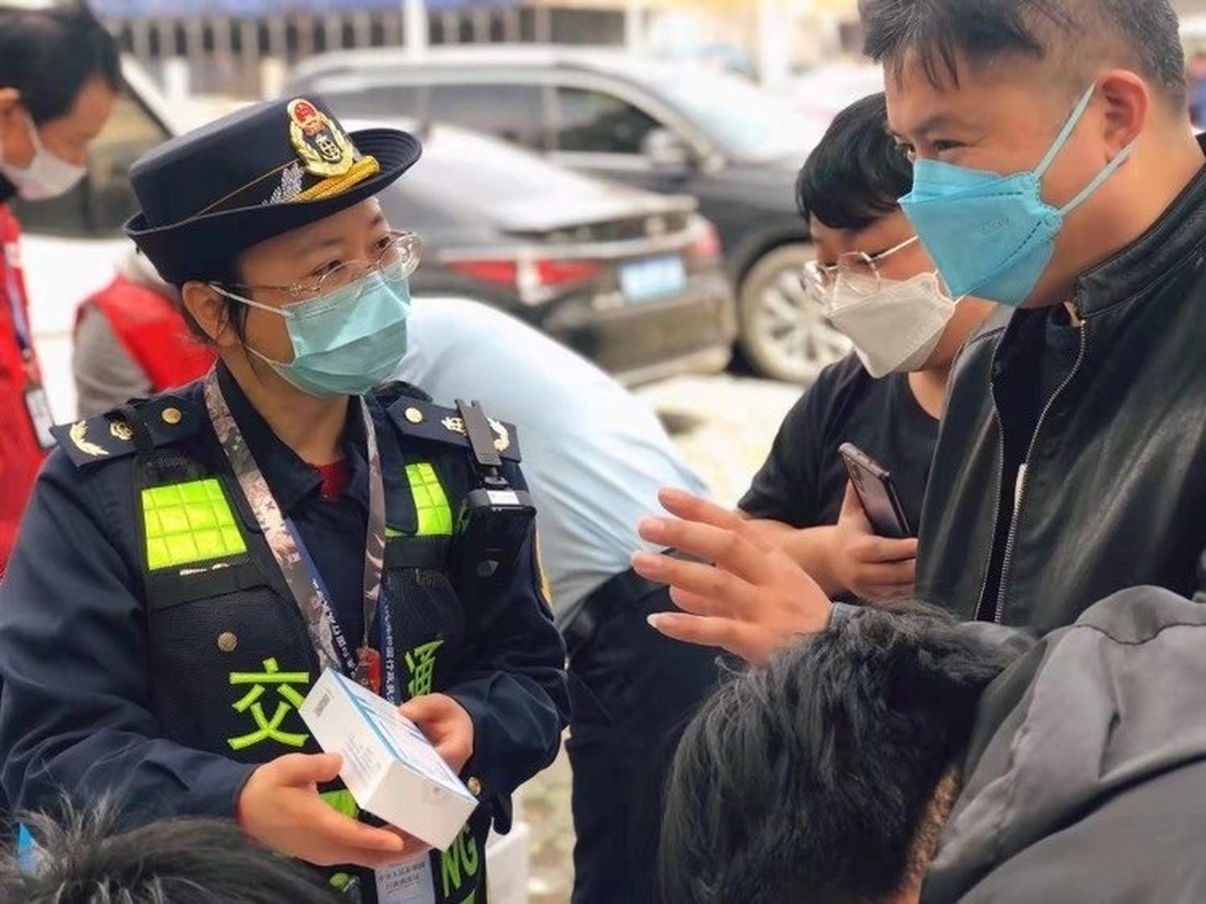 北仑小港为司机送上暖心抗疫包】"请企业的货车司机尽快到就近核酸