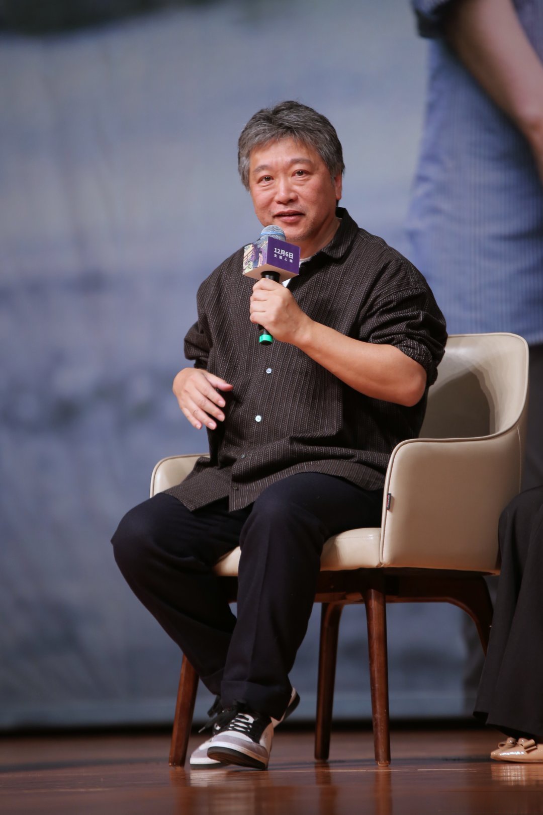 落泪,探讨血脉与陪伴的真谛,情感描摹亲切真诚,温暖人心导演是枝裕和