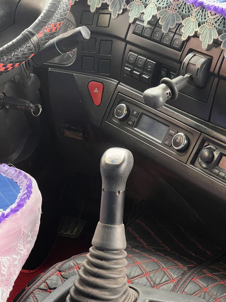 上汽红岩杰狮c500.