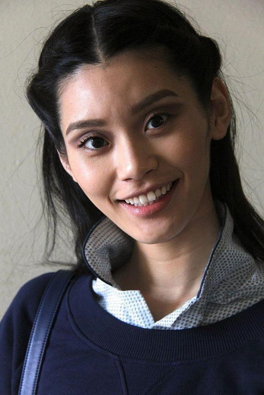 奚梦瑶超模时期照片,太瘦了,脸上几乎存不住肉,五官确实不错.