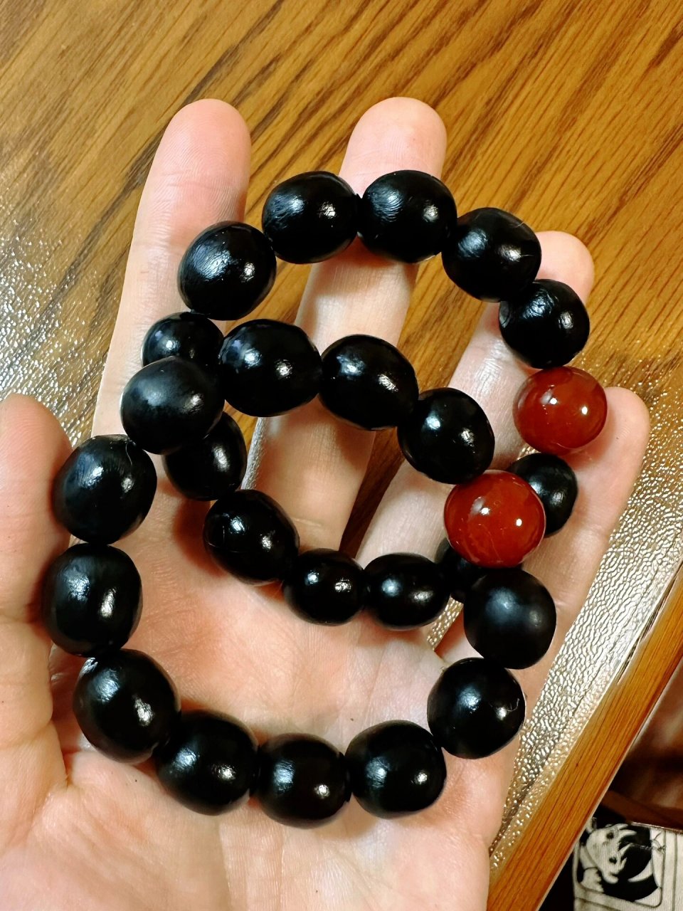 捡无患子做手串盘起来 小区里捡到了好多无患子,买了穿孔器,把无患子