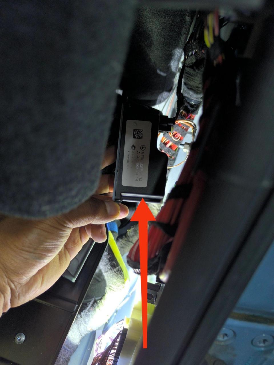 奔驰g63启动电池和辅助蓄电池位置图解教程