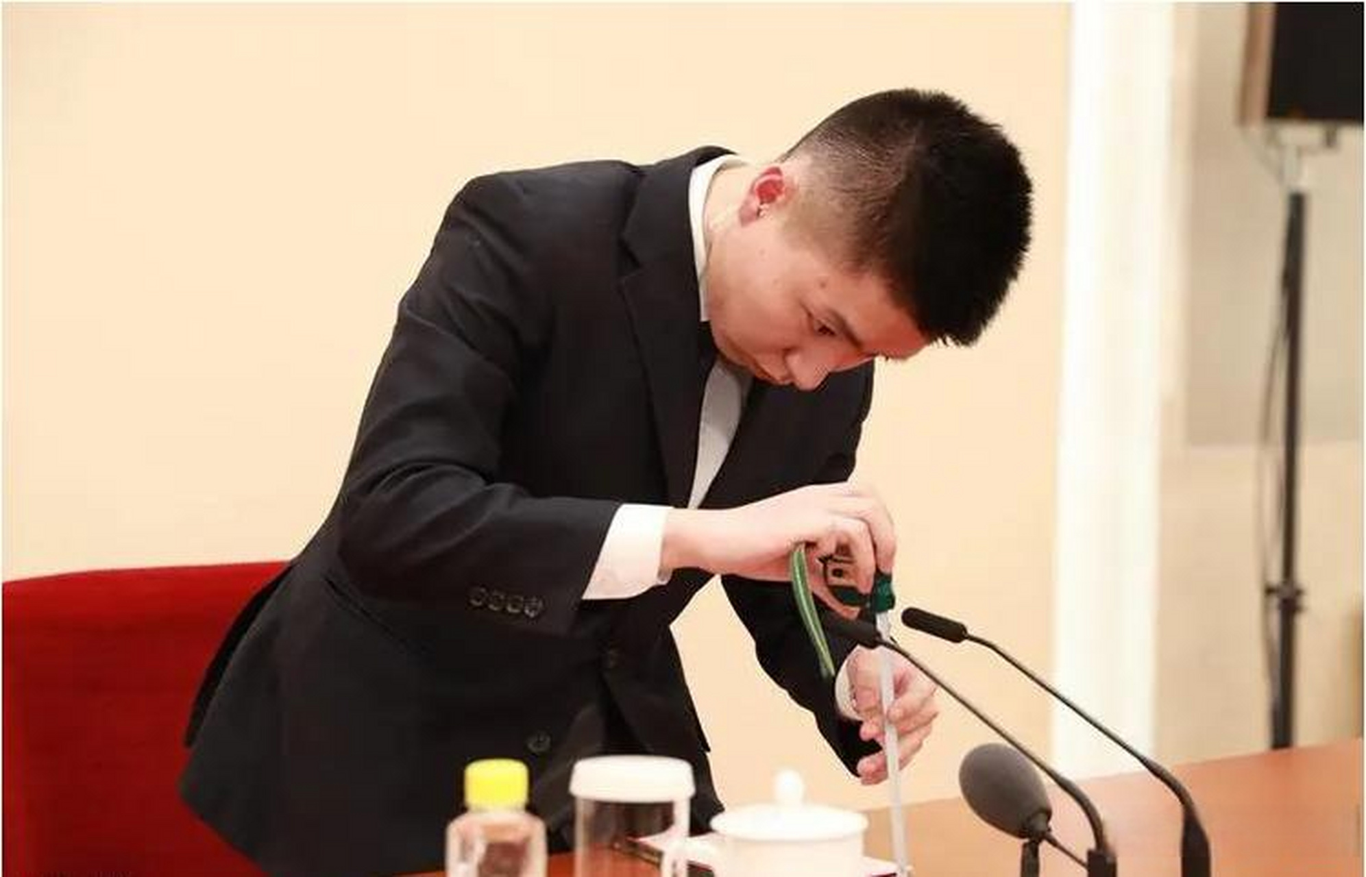 摆放茶杯用尺子量,话筒高度用尺子量,铅笔长度用尺子量,这种风气真的