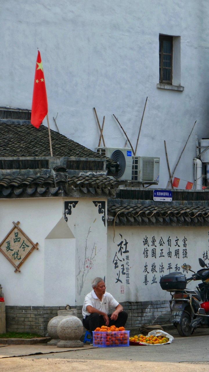 在上海金山区廊下和浙江省平湖交界处,有一条独特的老街,它便是山塘