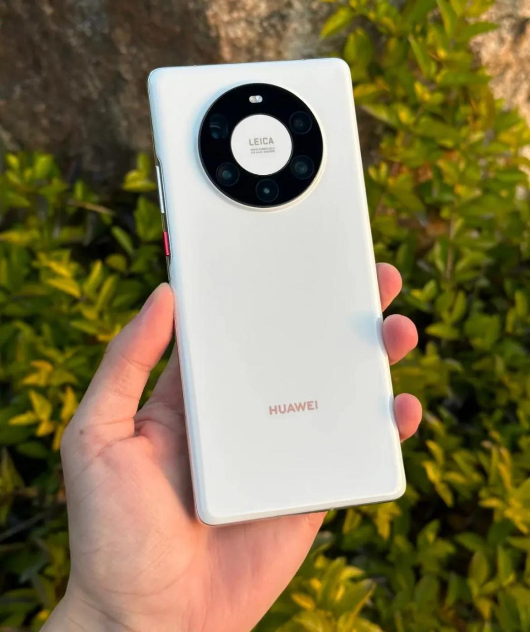 3年了,华为mate40pro的这个釉白色星环外观设计,至今在我心中,除了