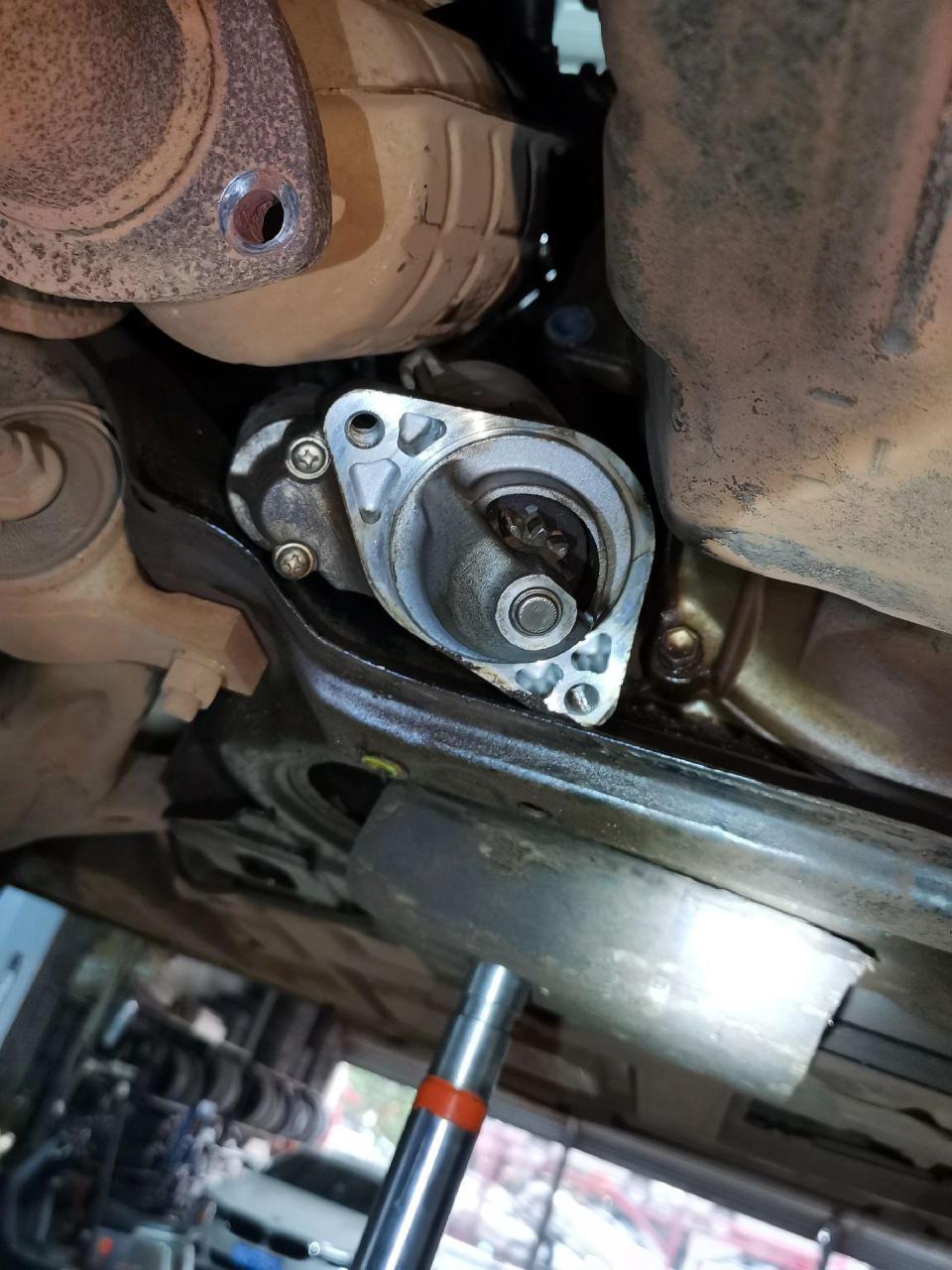 皇冠锐志启动马达最佳拿出来的位置