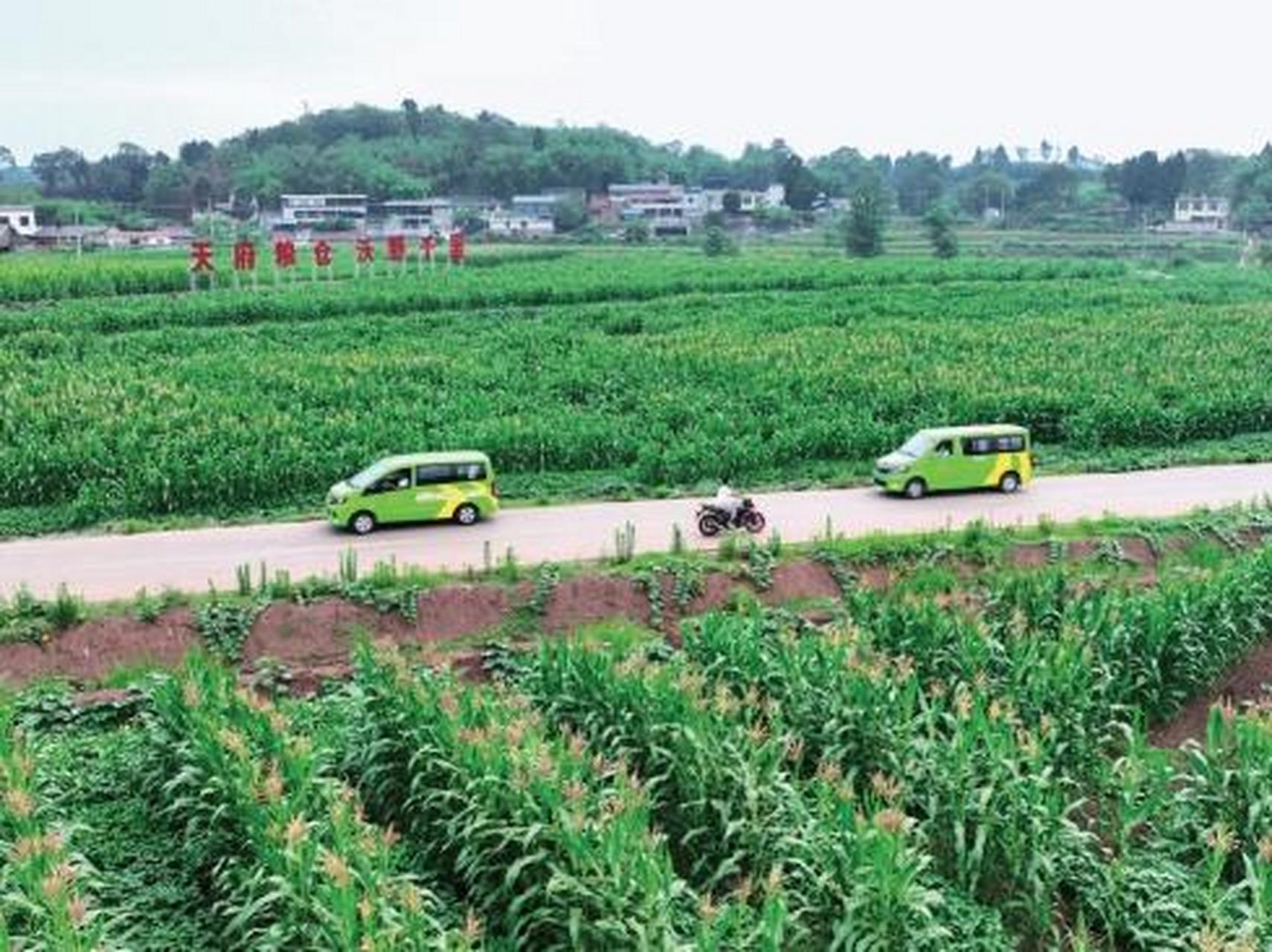近日,"金通小巴"行驶在四川省眉山市仁寿县富加镇的"四好农村路"上