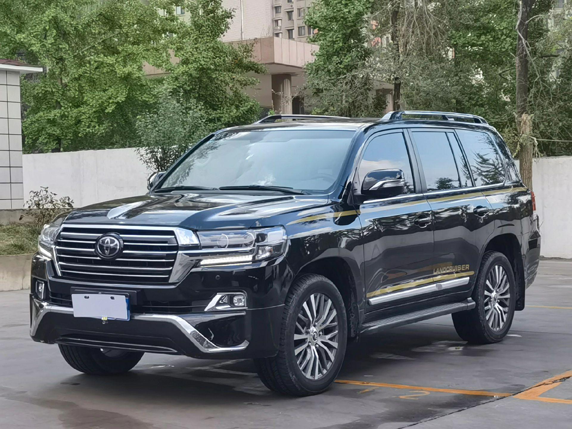 7v8自吸,8速变速箱,8气囊7座中大型suv,多功能方向盘,定速巡航,液晶