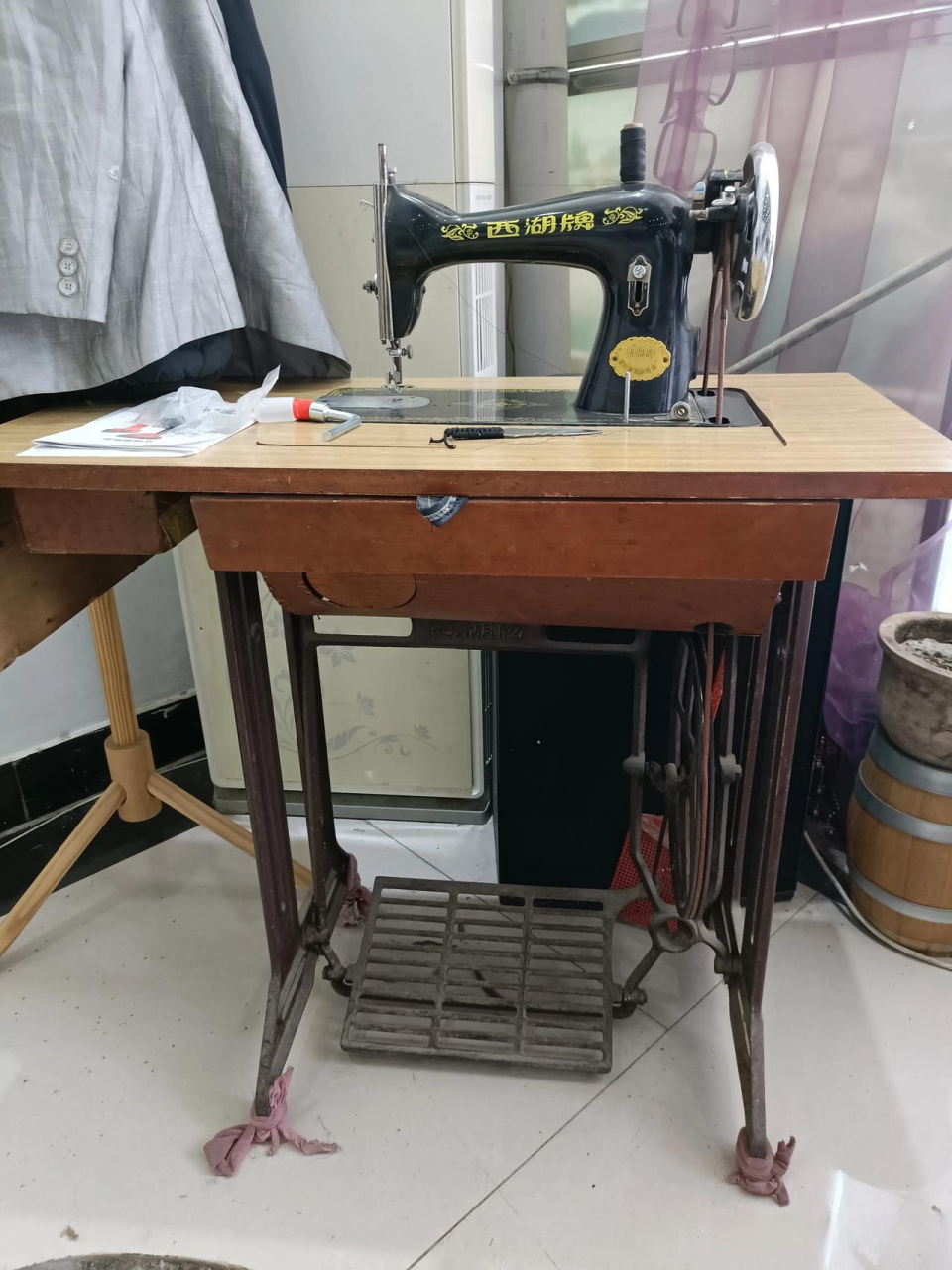 家里所有人的衣服,都是妈妈用缝纫机缝制的,缝衣服的布料,都是爸爸骑