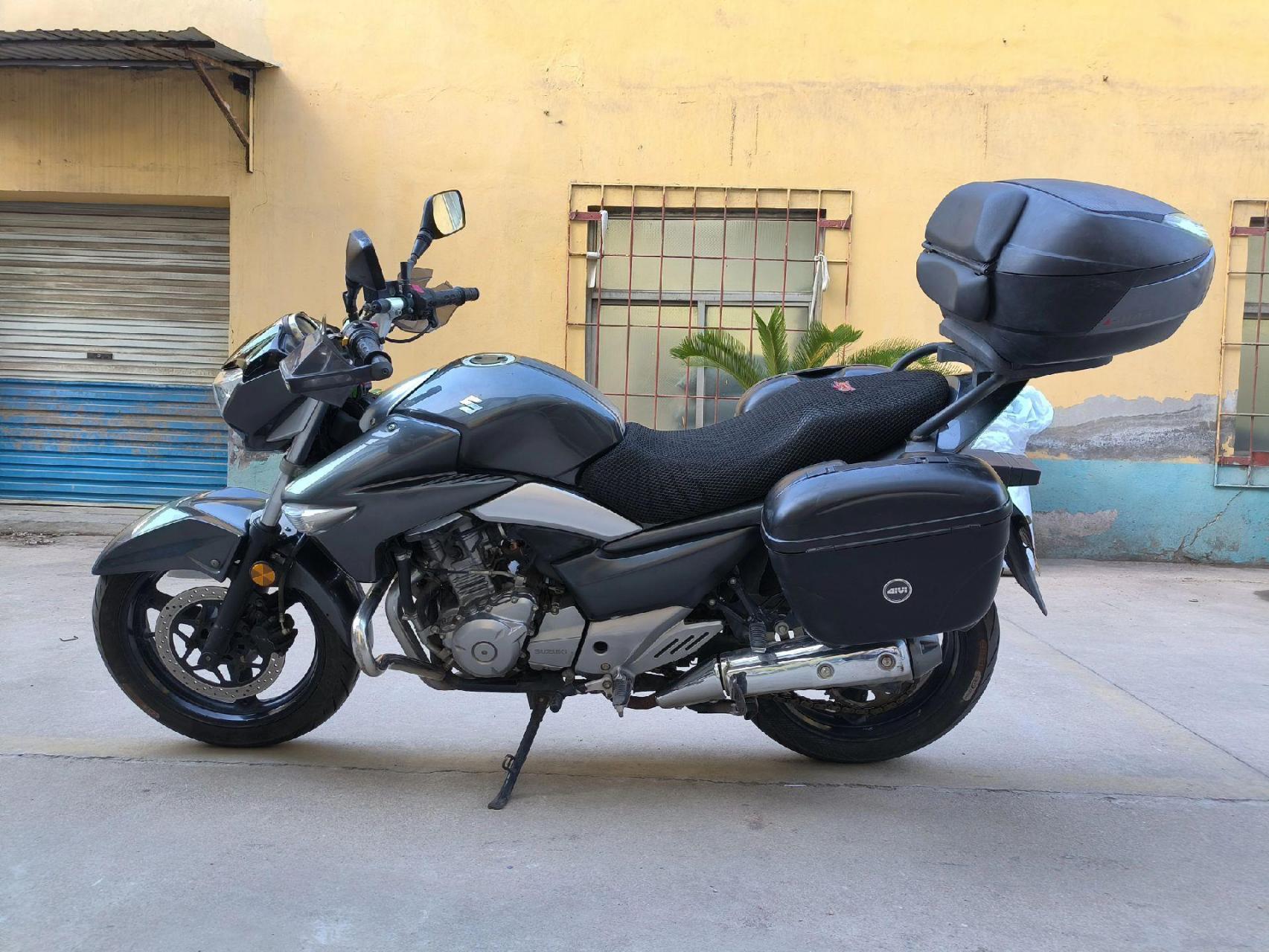 13年铃木gw250,加装夏德三箱,护杠,护手,手把加热,前后准新两条正新半