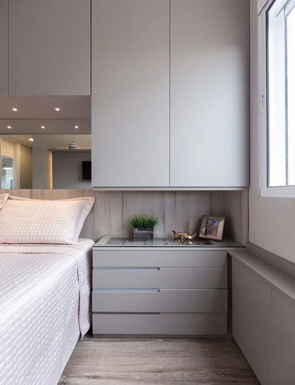 将床头藏进衣柜,收纳上墙 卧室空间大166倍 床头别再挂画或者闲置空