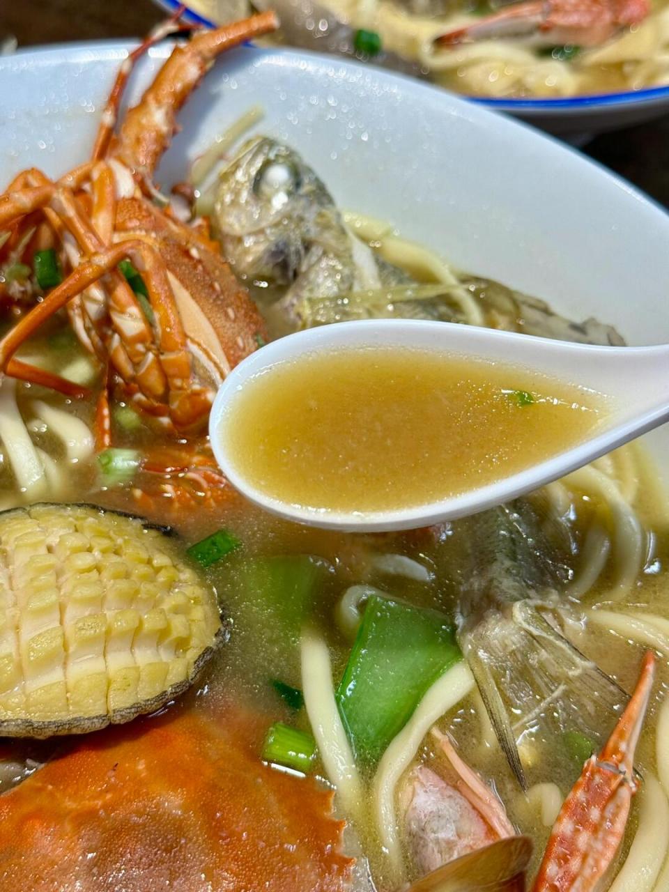 好久没吃到这么好吃的海鲜面了! 料比面还多的那种01!鲜掉眉毛!