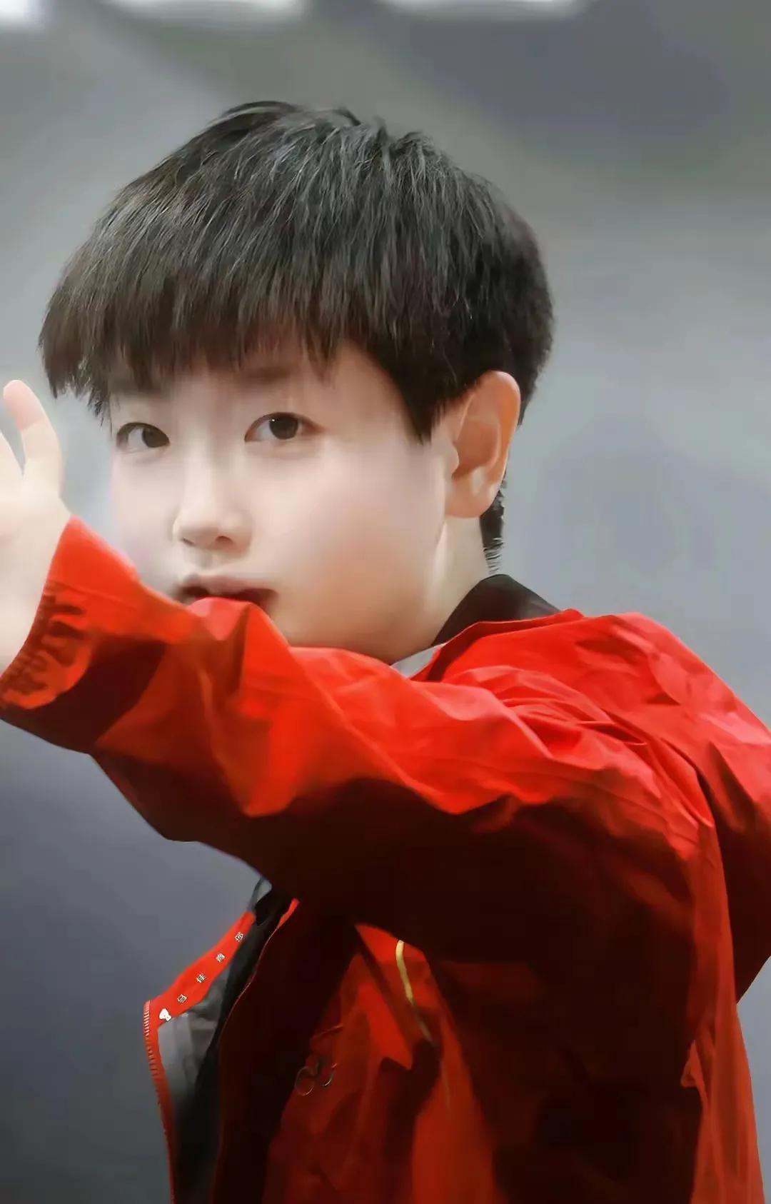 莎莎这肉肉的小脸蛋,太可爱了! 隔着屏幕都想伸手捏一把她的脸!