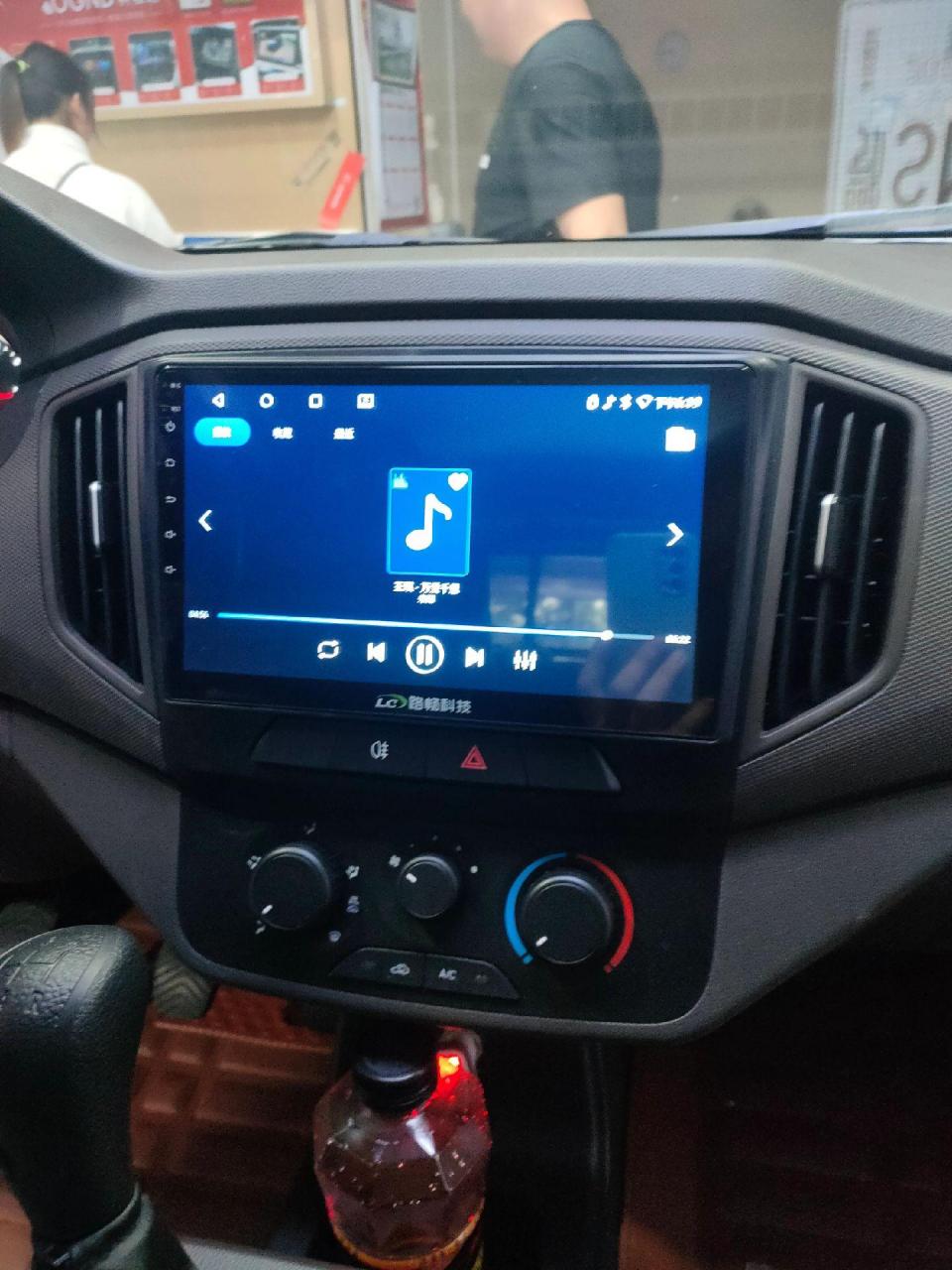 五菱新卡拆掉原车收音机换路畅大屏语音导航 麦迪9d坐垫效果图专业的