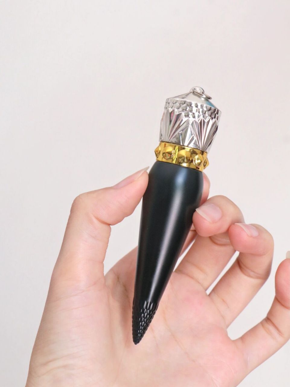 只想夸cl萝卜丁005m这个全糖色也太好看了吧 丝绒哑光质地涂起来也是