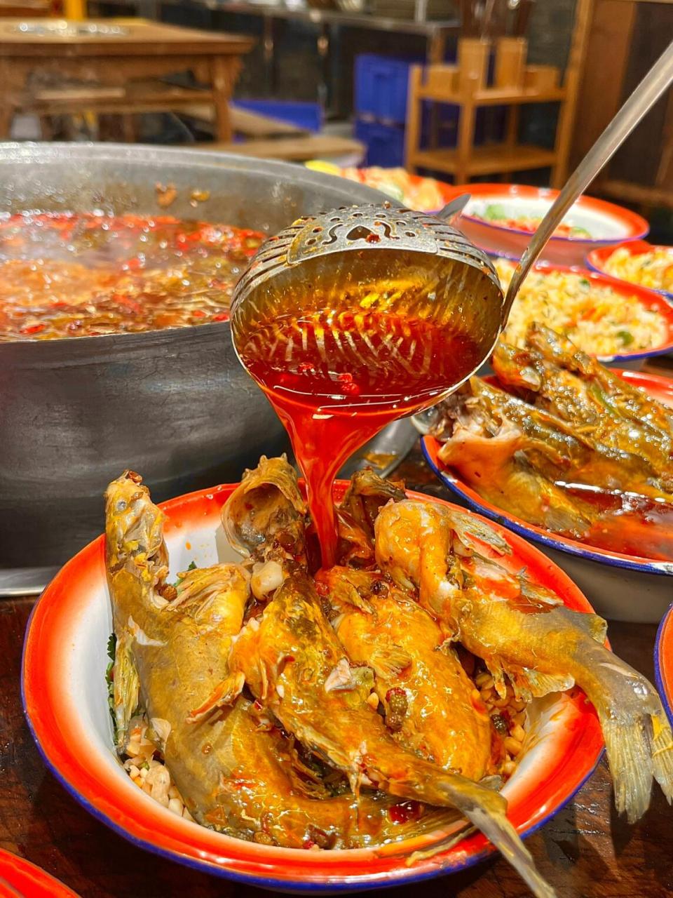 闺蜜说要带我吃一家hin新鲜很特别的黄辣丁火锅 真的绝了,现杀的黄辣