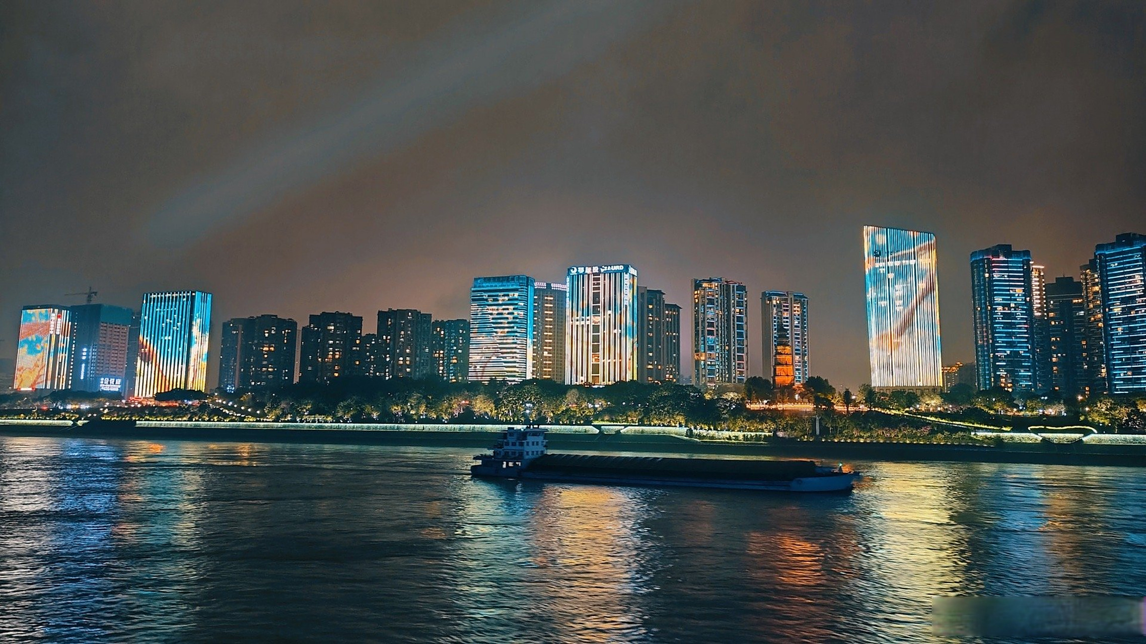 记录旅行# 走进夜色宜昌下的万家灯火,抛下白天的烦恼和焦虑,细看