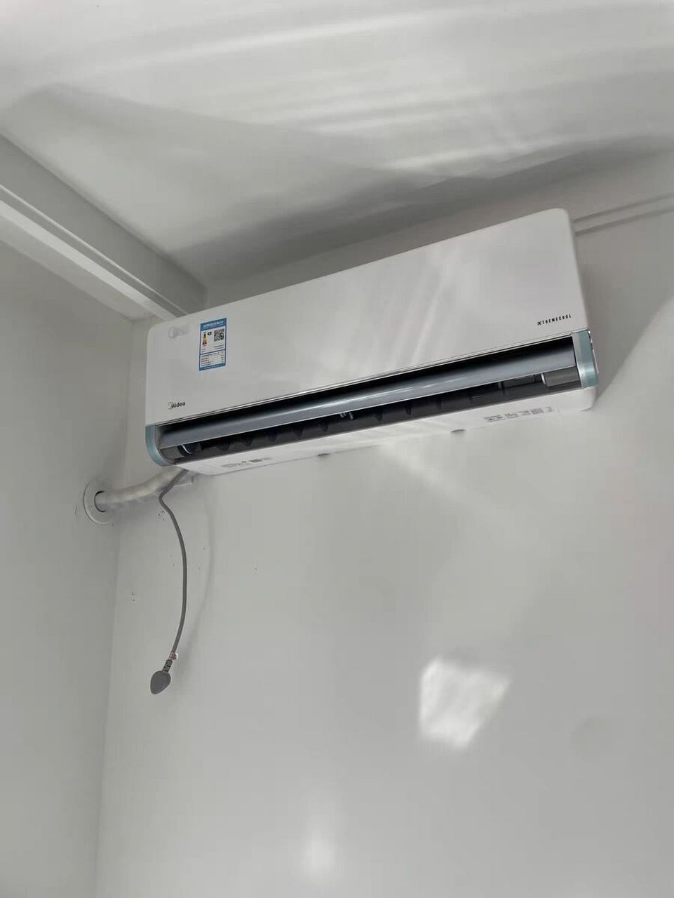 美的 旋耀系列 kfr-35gw/n8mxa1 壁挂式空调采用全直流变频架构,冷媒