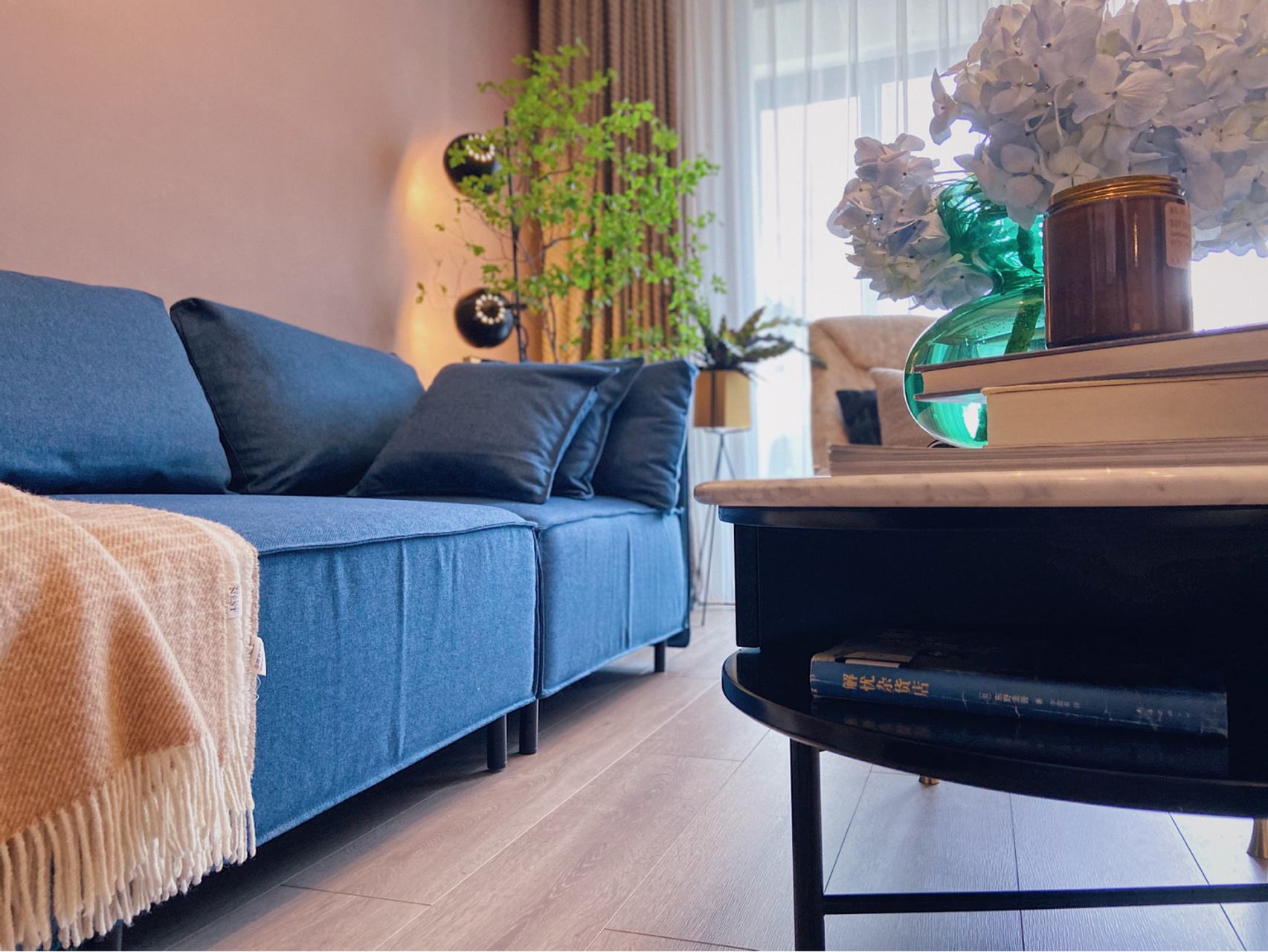 96夏天到了,客厅更换了全新的的雾霾蓝沙发套,居然就像换了一个新的