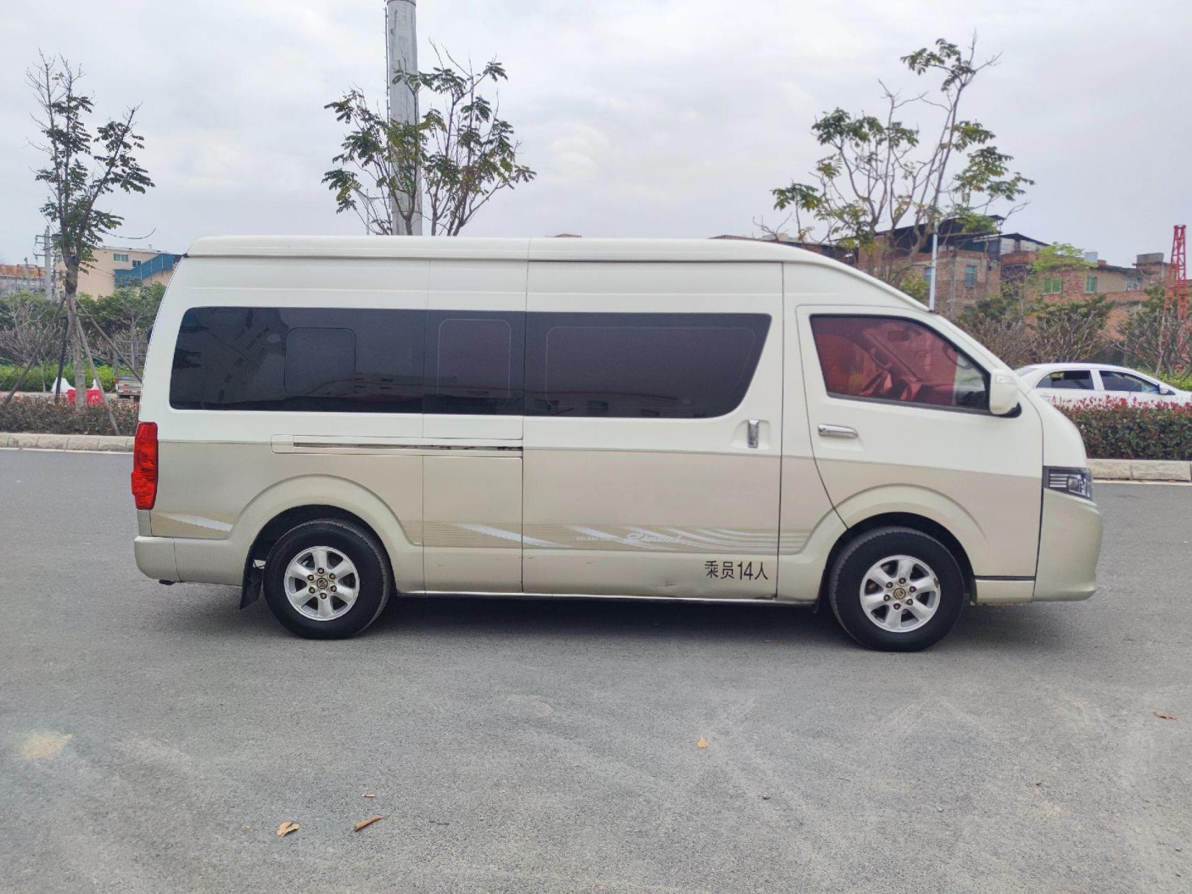 2017年8月上牌,金旅14座中型客车,汽油2.