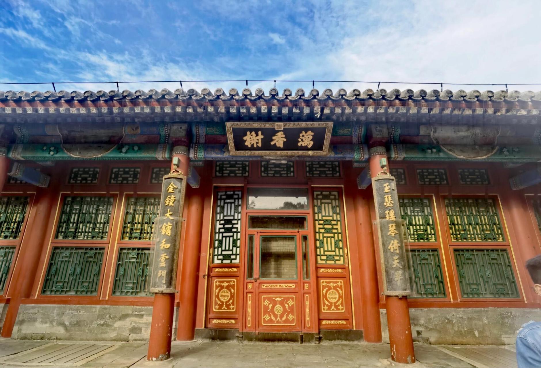 玉澜堂 玉澜堂是一座三合院式的建筑,正殿玉澜堂坐北朝南,东配殿霞芬