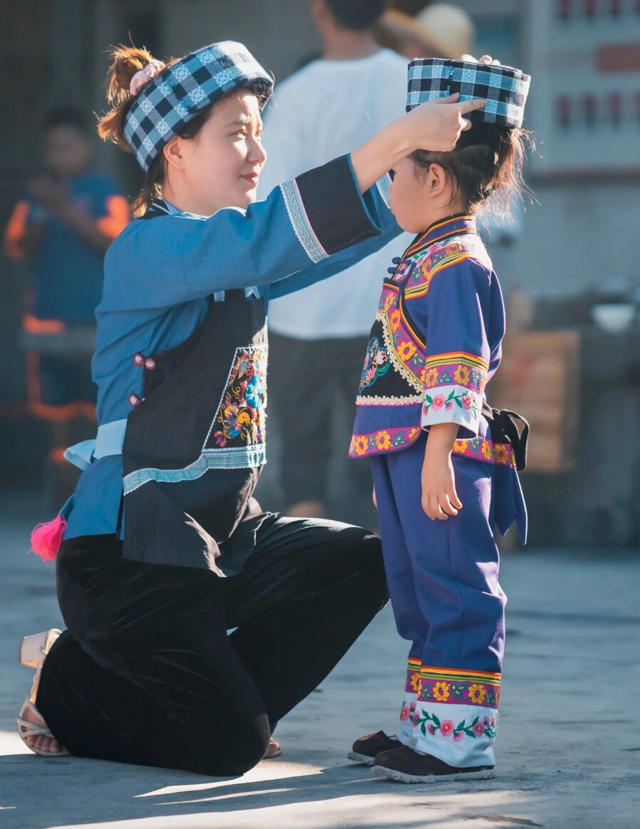 六盘水布依族服饰图片