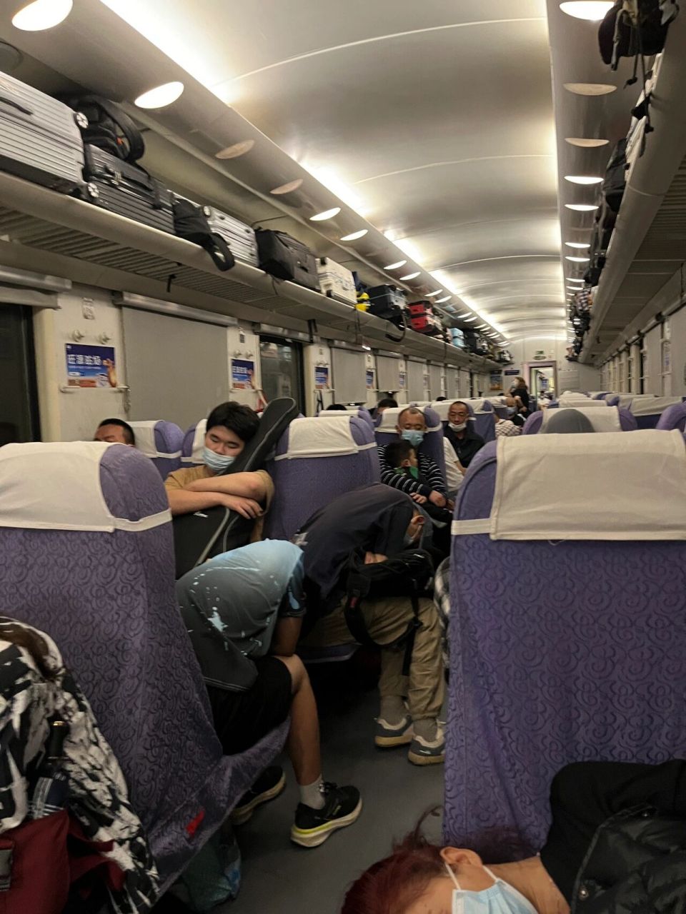 凌晨两点半的硬座车厢 去新疆的路上 真的会谢 快40个小时的车程