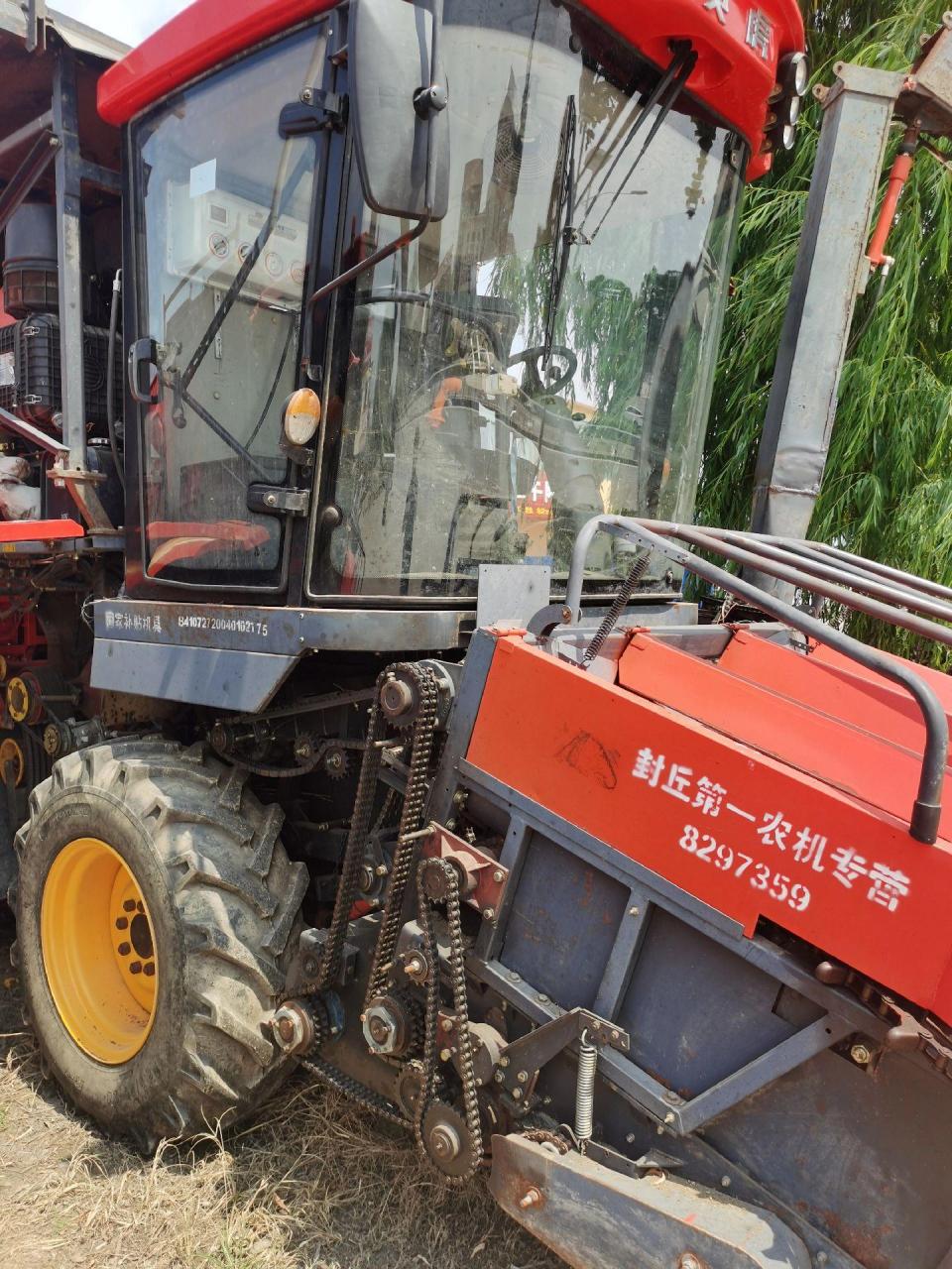 2020年英虎三行玉米茎穗兼收机,175马力潍柴发动机,一杆操作,机械行走