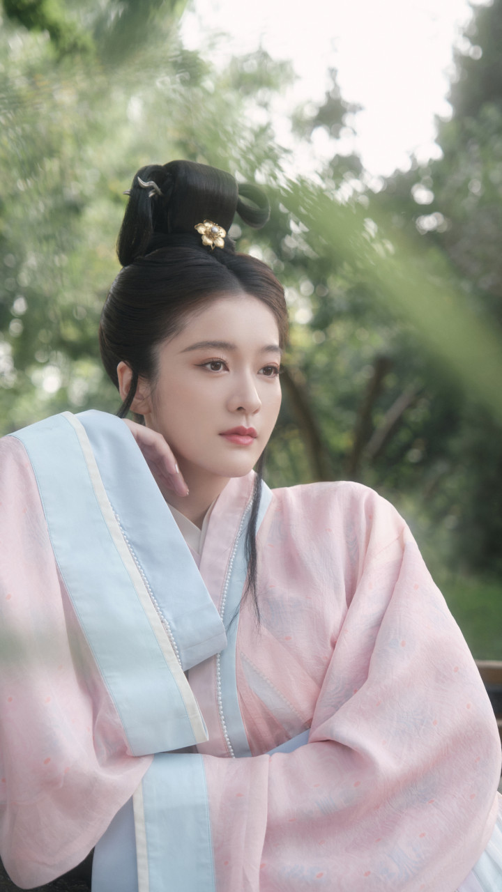 张雪迎古风手机壁纸:一袭淡粉素衣,单衫杏子红,双鬓鸦雏色.
