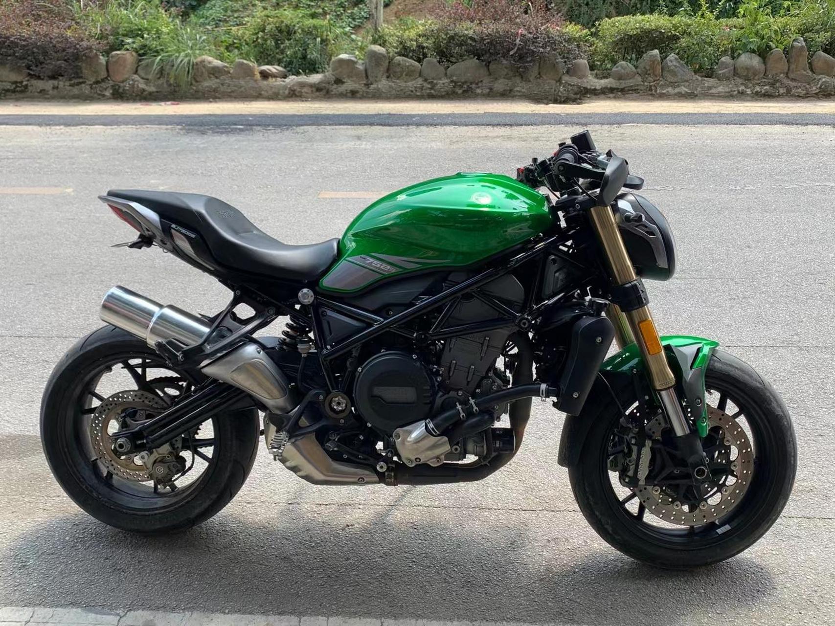 19贝纳利752s高配,1万公里,刚做完大保养费用也在原厂把也在到手零