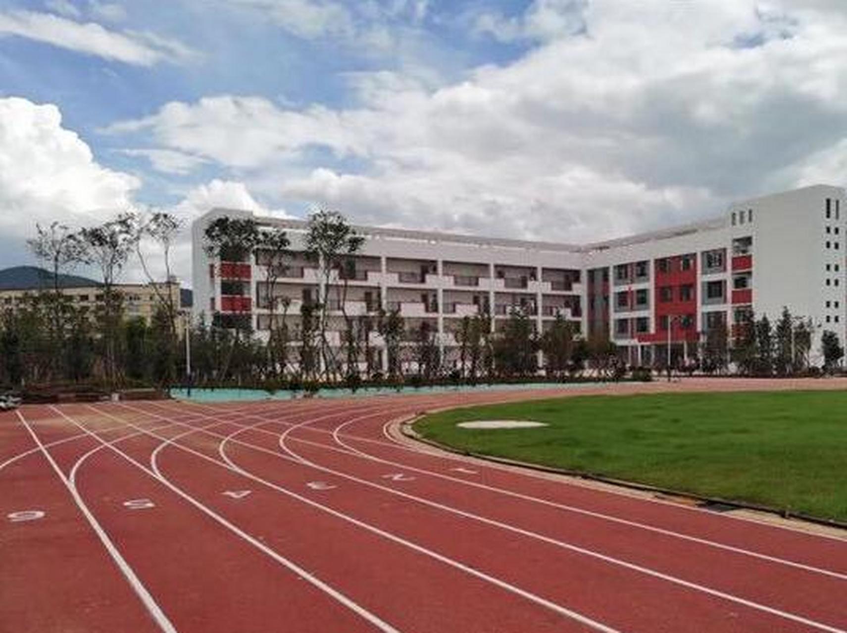 【高一预计招收6个班 昆三中西山学校高中部9月招生】今年9月,昆明市