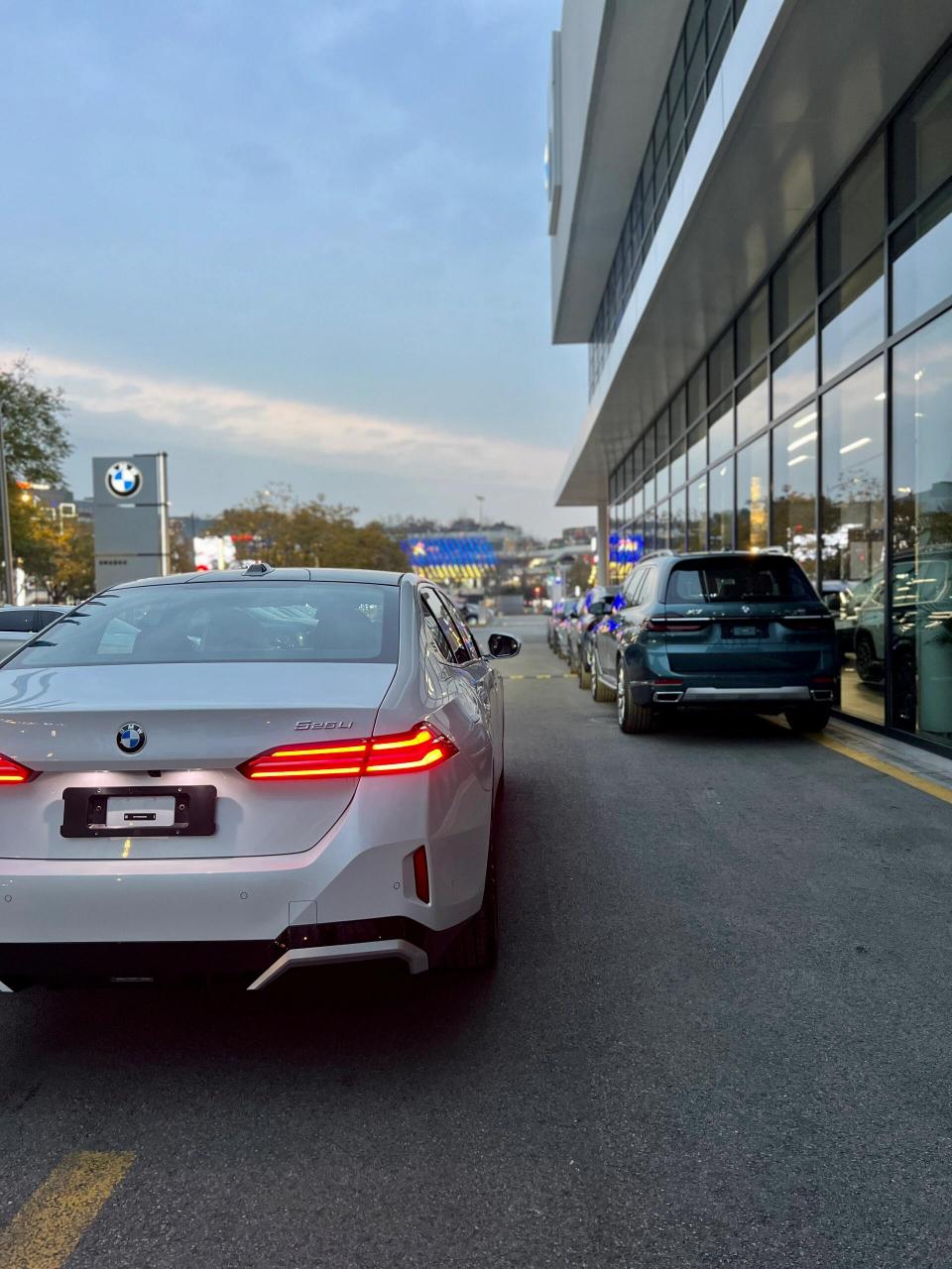 讲道理宝马新5系哪里丑? 这是一台525li m运动矿石白,和x7一样长.